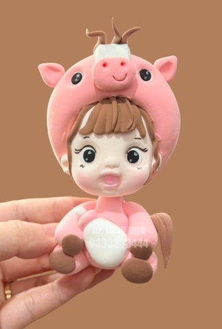 Tượng đất nặn -em bé Ngựa HỒNG bình sữa.