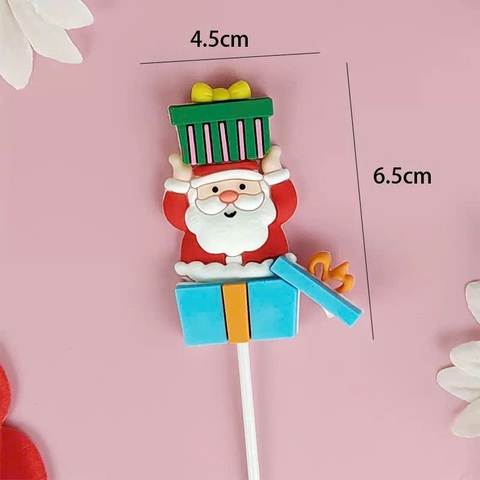 Tượng nhựa dẻo-Ông già noel ngồi trong hộp quà màu xanh dương và đội hộp quà màu xanh lá-đỏ.