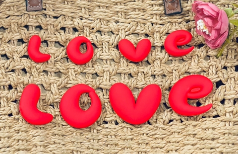 Chữ silicon-LOVE đỏ (size TO 4cm).