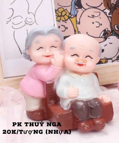 TUONG-Ông ngồi ghế, bà đứng cạnh SALE.V05