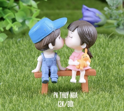 TUONG-Cặp đôi em bé ngồi ghế (mũ xanh)