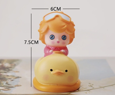 Tượng em bé ngồi xe VỊT (màu vàng) xả kho.