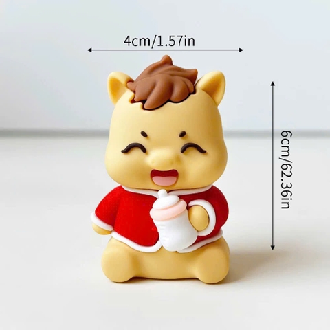 Tượng silicon - bé ngựa áo đỏ cầm bình sữa màu HỒNG.