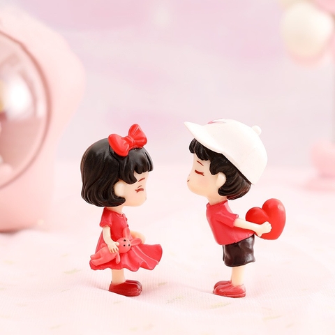 Tượng đôi em bé màu đỏ.
