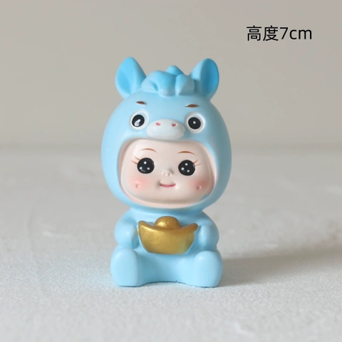 Tượng sứ -bé Ngựa XANH ôm thỏi vàng.