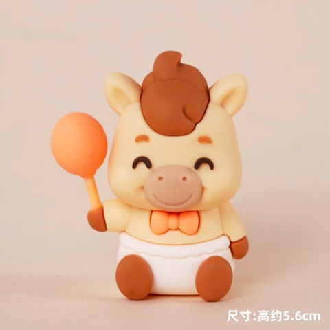 Tượng silicon - bé ngựa cầm bóng bay.