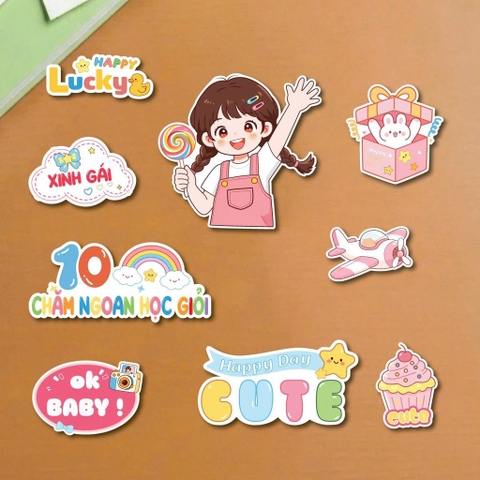 Combo 5 set giấy SX - Bé GÁI áo yếm hồng, giơ tay phát biểu và 1 tay cầm kẹo mút.