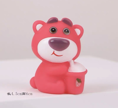 Tượng gấu dâu uống trà sữa.