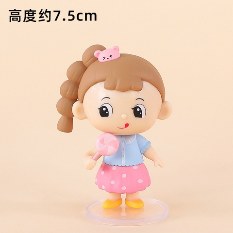 Em bé gái tóc VÀNG cầm kẹo (sứ).