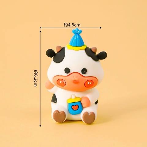 Tượng silicon - bò ôm bình sữa.