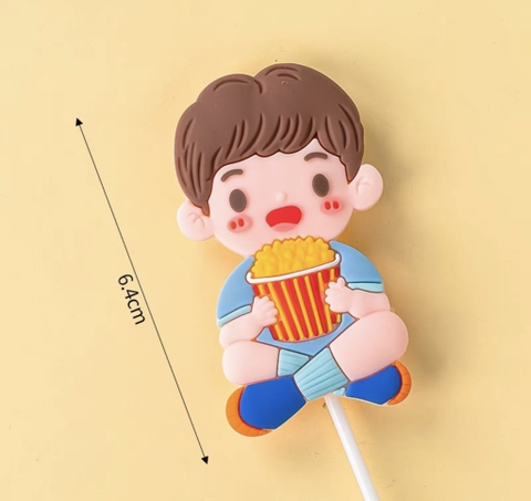 Tượng nhựa dẻo - Bé TRAI áo xanh ăn bỏng ngô.