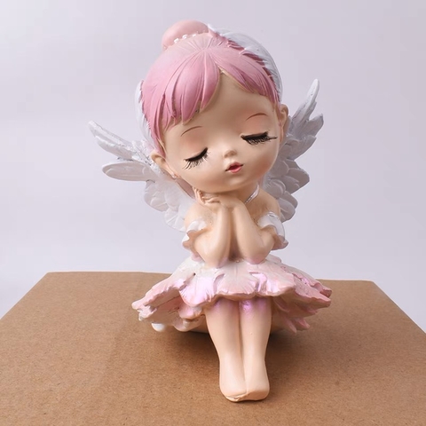 Tượng sứ-em  bé BALE chống cằm màu hồng.
