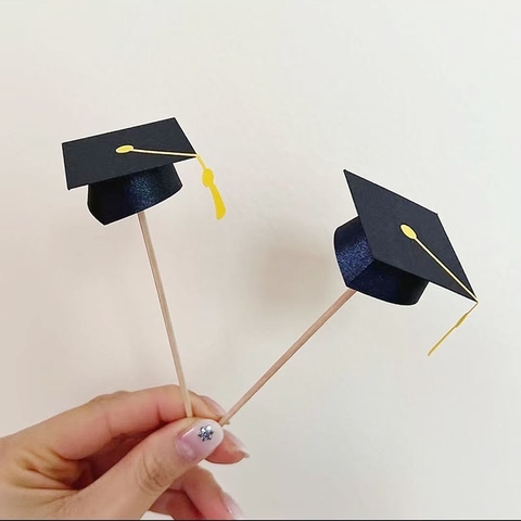Hộp 7 mũ cử nhân giấy.