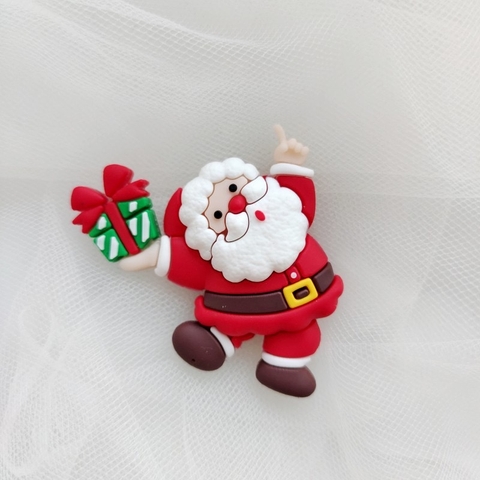Tượng nhựa dẻo-Ông già noel cầm hộp quà nhảy nhót.