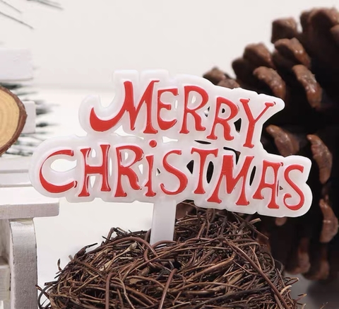 Set 100 cây nhựa chữ Merry christmas màu đỏ.