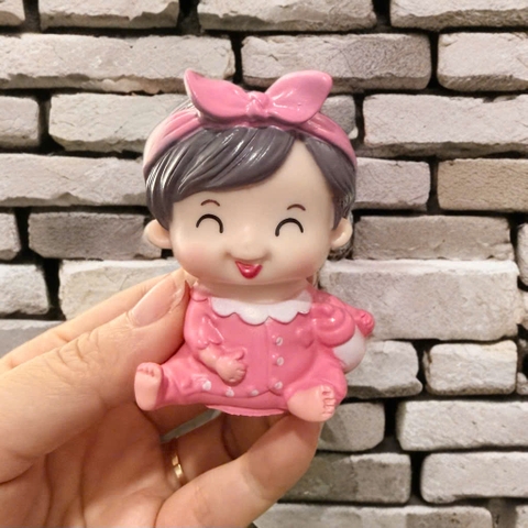 Tượng bé gái cài nơ hồng ôm bình sữa-NHỰA MỀM.
