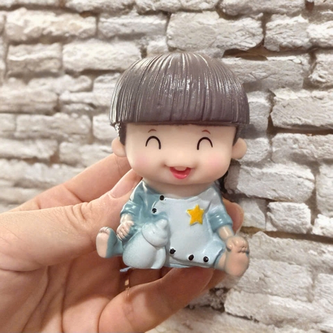 Tượng bé trai ôm bình sữa XANH (tóc mái bằng)-NHỰA MỀM.