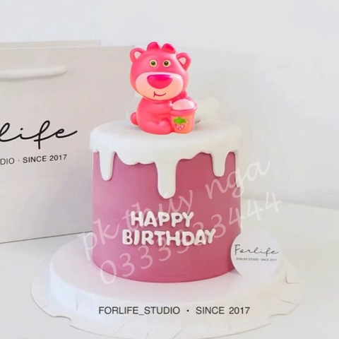 Tượng gấu dâu (Lotso) Uống trà sữa (nhựa cứng).