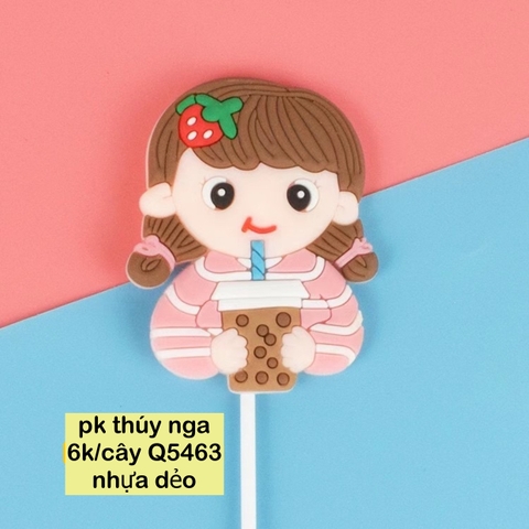 Em bé gái áo hồng uống trà sữa nhựa dẻo.