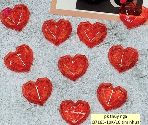 Set 10 trái tim nhựa cứng màu đỏ.