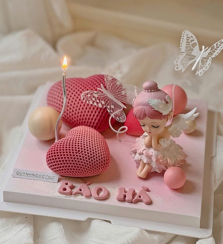 Tượng sứ-em  bé BALE chống cằm màu hồng.