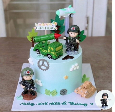 Tượng sứ - em bé bộ đội (dựng súng).