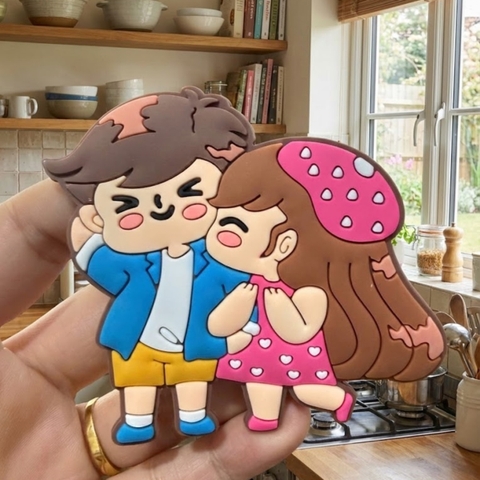 Tượng nhựa dẻo -đôi tình yêu thơm má (váy hồng, áo xanh dương).