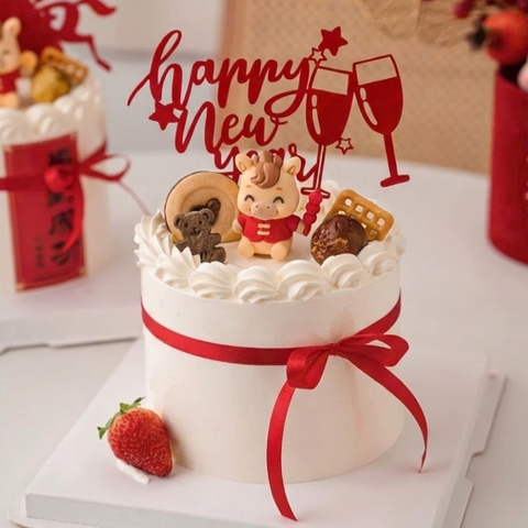 Tượng silicon - bé ngựa áo đỏ cầm cây kẹo đỏ.