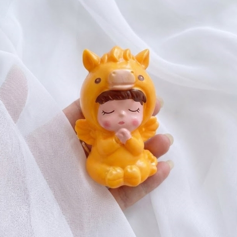 Tượng nhựa cứng -Ngựa màu VÀNG.