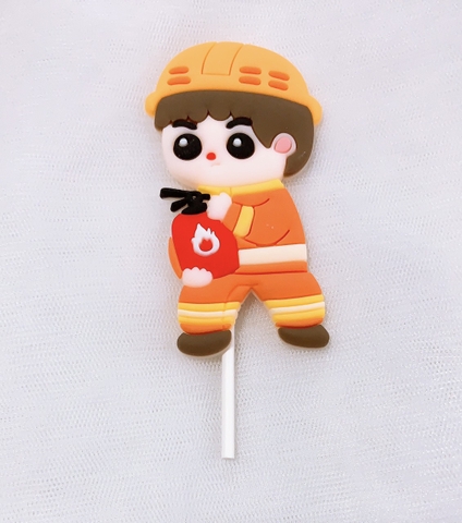 Bé lính cứu hỏa nhựa dẻo -cầm bình xịt.