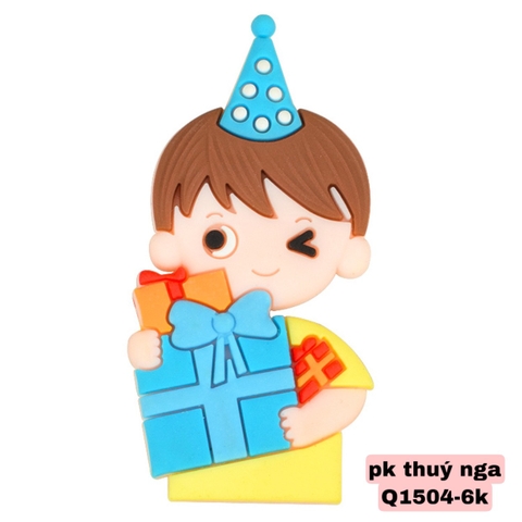 TUONG-Bé trai cầm hộp quà (nhựa dẻo).