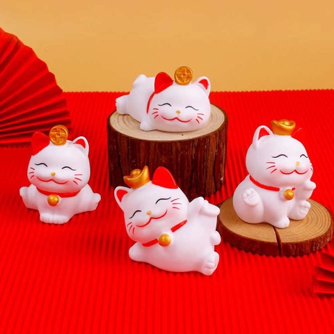 Set 4 mèo nhựa đội thỏi vàng.