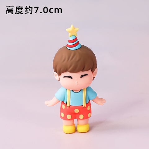 Tượng bé TRAI áo xanh đội mũ sinh nhật (đứng).
