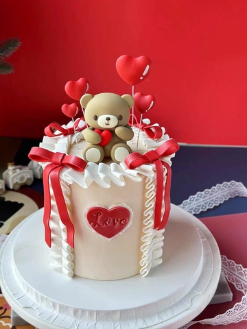 Tượng gấu nâu ôm trái tim màu đỏ (nhựa đẹp).