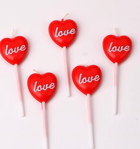 Vỉ 5 cây nến trái tim đỏ chữ LOVE trắng.