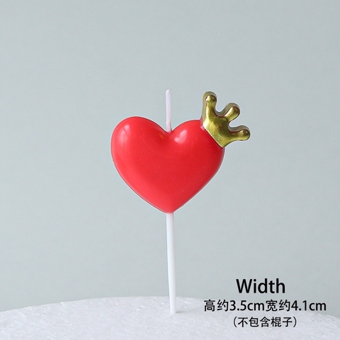 Nến trái tim đỏ đội vương miện.