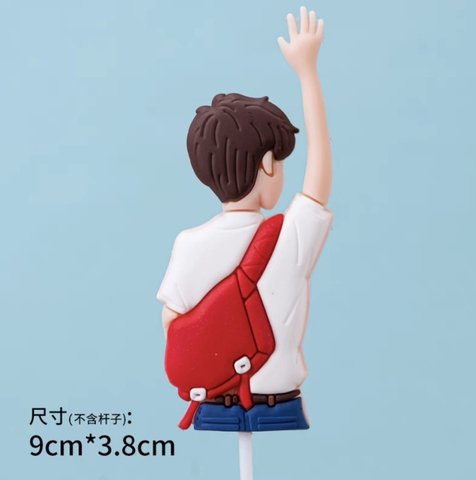 Tượng nhựa dẻo - bé trai đeo ba lô.