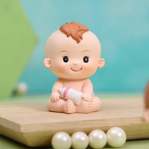 Tượng sứ -bé trai ôm bình sữa.