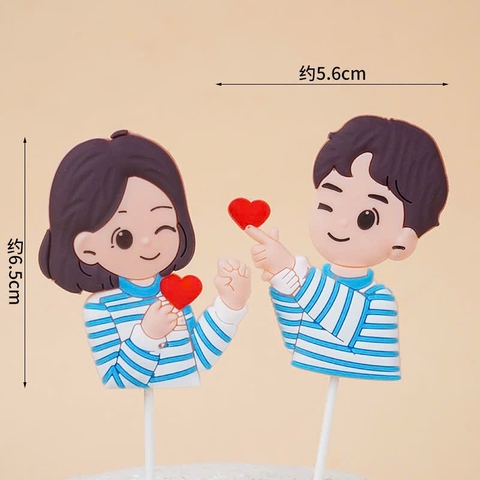 Tượng nhựa dẻo - đôi nam nữ áo kẻ xanh thả tim.