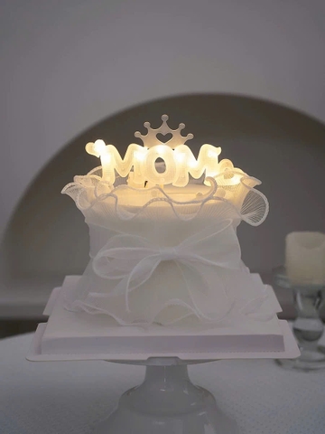 Đèn nháy chữ MOM đội vương miện.