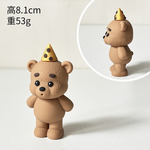 Tượng gấu đứng đội mũ nhựa đẹp-NÂU ĐẬM.