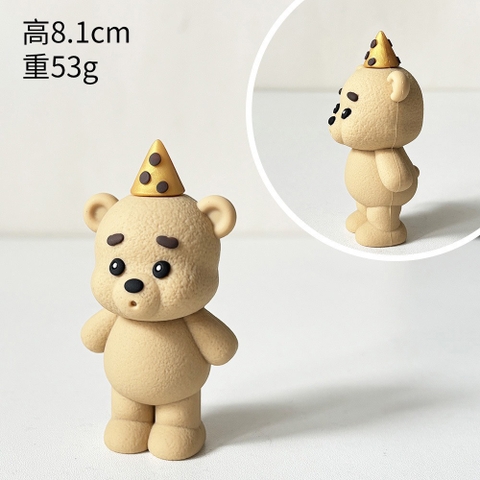 Tượng gấu đứng đội mũ nhựa đẹp-NÂU NHẠT.