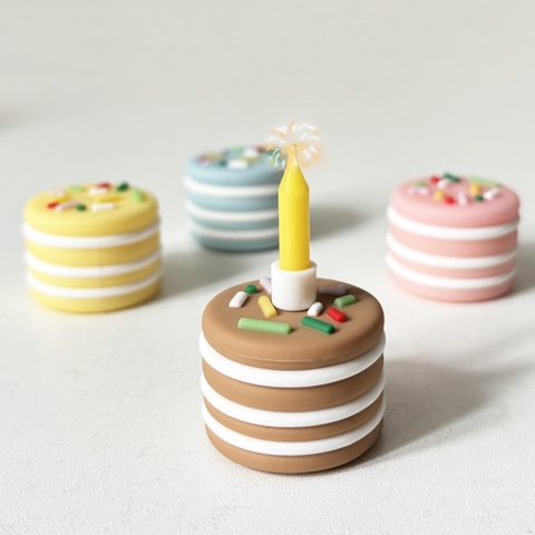 Bánh sinh nhật mini nhựa 1 tầng có cốm rắc trên mặt bánh (có thể cắm nến) -MÀU NÂU.