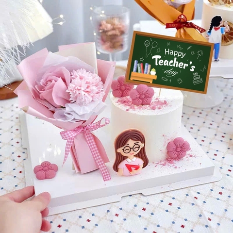 Tượng nhựa dẻo-cô giáo áo hồng.