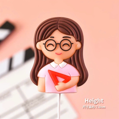 Tượng nhựa dẻo-cô giáo áo hồng.