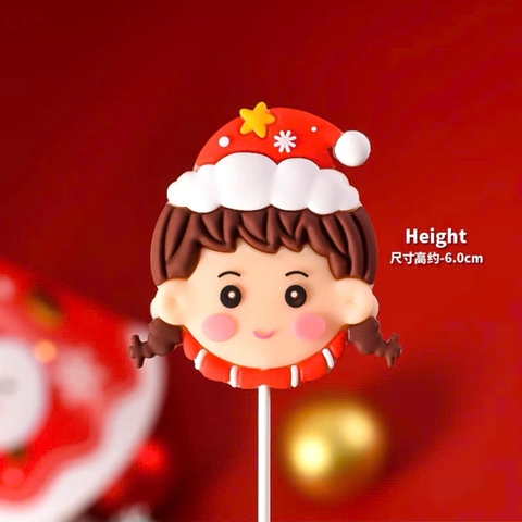 Tượng nhựa dẻo - em bé GÁI quàng khăn và đội mũ đỏ (NOEL).