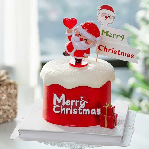 Tượng nhựa ông già noel cầm trái tim đỏ.