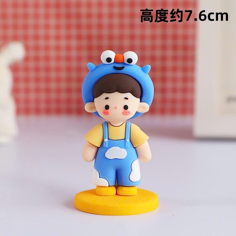 Tượng nhựa đẹp - bé trai áo xanh mũ hình con vịt.
