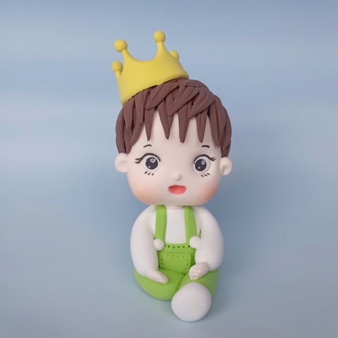 Tượng chibi đất nặn - Bé Trai đội vương miện áo XANH LÁ.