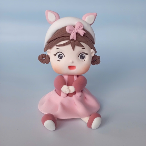 Tượng chibi đất nặn - Bé GÁI váy hồng đỏ cài nơ.